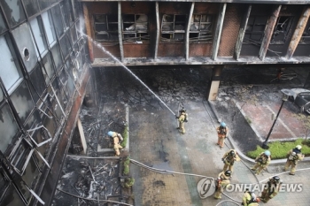 '화재' 서울 은명초 휴업…소방 “가연성 외벽 타고 불길 번져“