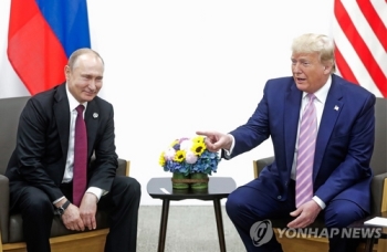트럼프, G20서 푸틴 만나 “선거 개입 말라“ 농담
