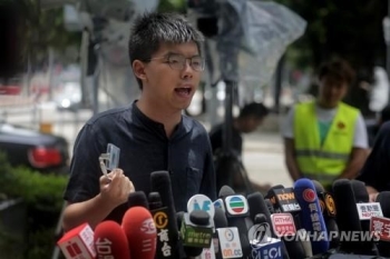 홍콩 '우산혁명' 주역 조슈아 웡 “캐리 람 장관 즉각 퇴진해야“