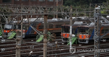 부산지하철 파업 이틀 만난 노사…협상 재개 가능성 주목