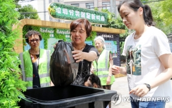 중국 베이징서 쓰레기 분류 배출에 얼굴인식 기술 이용