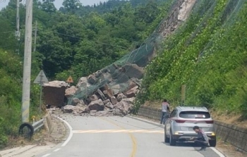 폭우 내린 영동군 군도에 낙석 400t '와르르'…긴급 복구작업