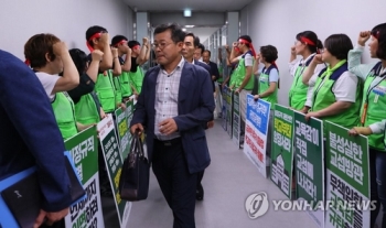 학교비정규직-교육당국 교섭 잠정중단…“2차 총파업 선포“