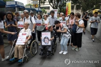 “젊은이들 지지한다“ 홍콩서 송환법 반대 '실버 시위'