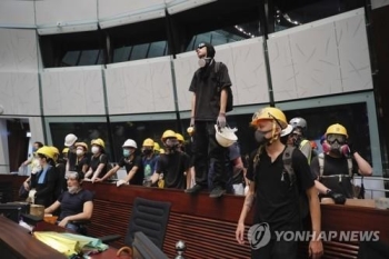 “홍콩 입법회 점거 시위자 30여명 대만으로 피신…망명 모색“