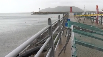 태풍 '다나스' 세력 급속 약화…비바람은 여전히 거세