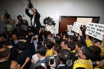 경찰, '패스트트랙 충돌' 국회의원 20명 추가 소환 통보