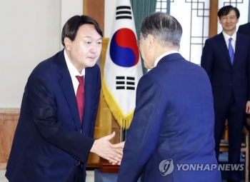 윤석열 “검찰 본질에 더 충실할것“…조국과 장시간 대화도