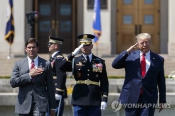 트럼프 “우리군 어느때보다 강력“…국방장관 취임식서 강조