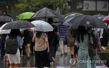 강한 비에 담장 무너지고 도로에 포트홀…곳곳 시설물 사고