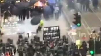 홍콩 '백색테러 규탄' 집회…경찰-시위대 최루탄 대치 