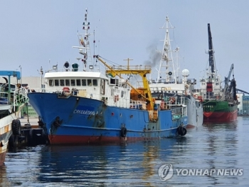 '북 억류' 한국 선원 2명, 11일만에 귀환…정부, 검진 후 합동조사