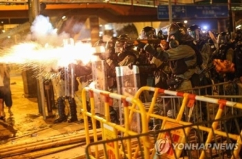 홍콩 또 '송환법 반대' 극렬 시위…도심 곳곳 시위대-경찰 충돌