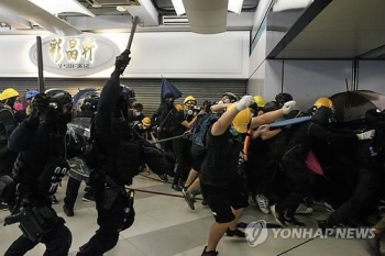 홍콩 시위, 공무원도 참여…경찰은 물대포 도입 강경대응