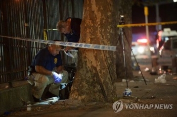 주말 축제서 잇따라 울려퍼진 '탕탕탕'…공포 질린 미국 시민들