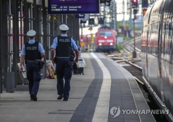 철로로 떼밀려 독일 8세 소년·30대 여자 사망…가해자는 외국계