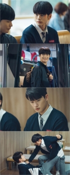 '열여덟의 순간' 몸싸움 1초 전! 옹성우 vs 신승호 전세 역전될까? 