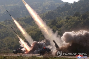 북한, 어제 신형 대구경조종방사포 시험사격…군 발표와 달라