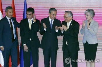 싱가포르에 중국까지…예상 밖 제3국 비판에 일 고노 '진땀'