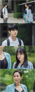 '열여덟의 순간' 옹성우-김향기-김선영 '아슬아슬' 삼자대면 포착