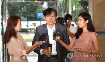 조국 '회전문 인사·폴리페서' 논란에 “청문회서 답하겠다“