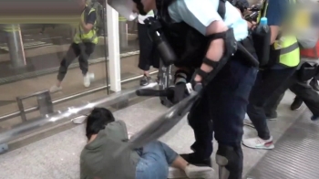 [현장 줌인] 시위대 향해 총 꺼내 조준…홍콩 유혈사태 위기 
