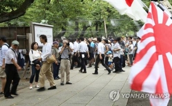 중국, 아베 야스쿠니 공물 봉납 성토…“이웃국가 신뢰 얻어야“