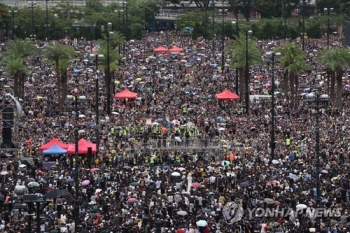 '중 무력개입' 우려속 홍콩 대규모 집회…주최측 “평화시위“ 촉구