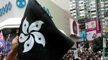 시민들 두 달째 거리로…“홍콩 자치권-정체성 지킬 것“