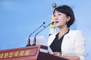 '패스트트랙 충돌' 이재정도 출석 “한국당 경찰 수사 받아라“
