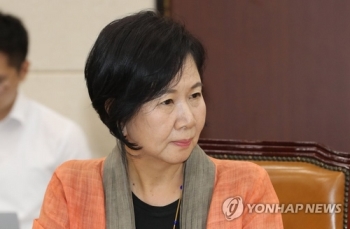 '손혜원부친 독립유공자 재심사 허위답변' 보훈처 국장 혐의부인