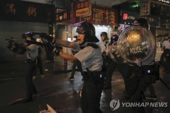 홍콩 경찰 “시위대 공격에 생명의 위협 느껴 실탄 경고사격“
