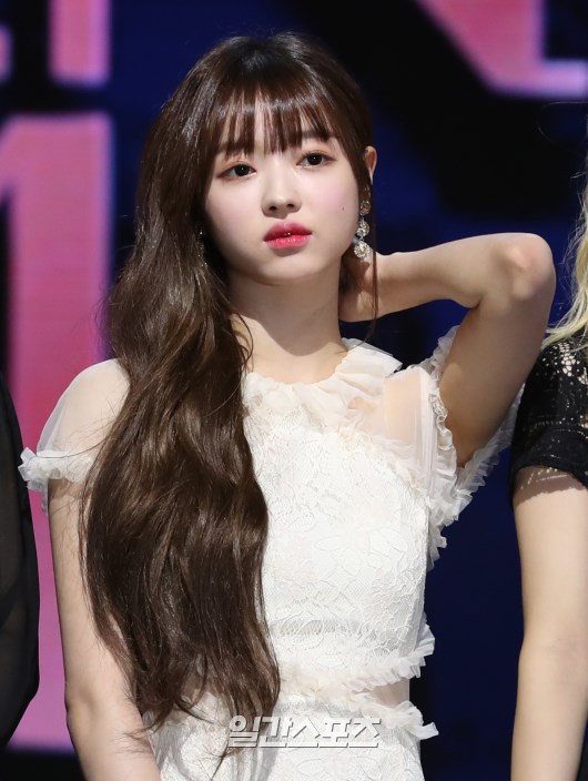 포토] 오마이걸 유아 '머리만 넘겼을 뿐인데' | 모바일 JTBC뉴스