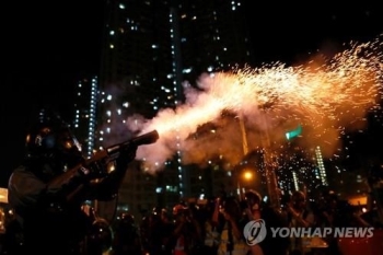 시위 사태 장기화 속 홍콩 찾는 관광객 '반토막'