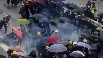 다시 충돌 격화 '혼돈의 홍콩'…지하철까지 쫓아가 곤봉