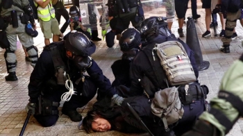다시 충돌 '혼돈의 홍콩'…지하철까지 쫓아가 시위대에 곤봉