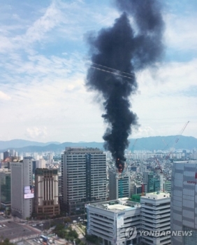 서울 제2롯데월드 인근 빌딩 옥상 화재…인명피해 없어