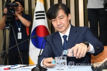 조국 “큰 실망 안겨 죄송“…딸 특혜·사모펀드 관여의혹 부인