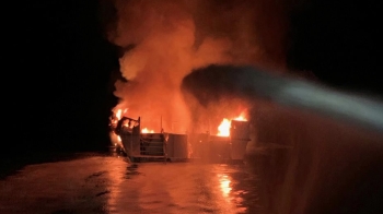 미 해안서 소형선박 화재…5명 구조, 34명 사망·실종