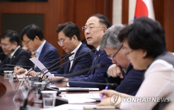 홍남기 “1.6조 자금 투입 내수진작…공공기관 연내 55조 투자“