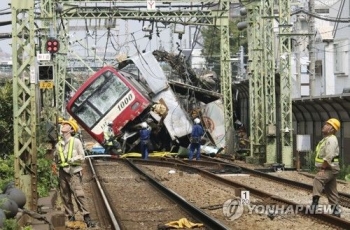 일본서 열차와 트럭 충돌…열차 탈선해 1명 사망·31명 부상