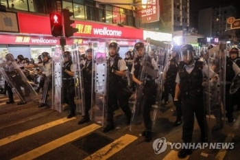 의도 있었나?…홍콩 시위진압 경찰에 배달된 '생닭' 도시락