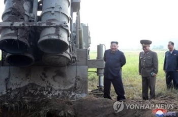 북한, '초대형 방사포' 시험사격…2발 쐈나, 3발 쐈나?