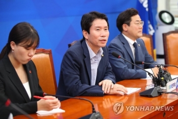 이인영 “한국당이 고소·고발해놓고 특검·국조하자는건 모순“