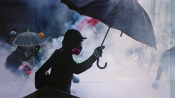 홍콩 시위 100일째…'물대포 vs 우산' 충돌 계속