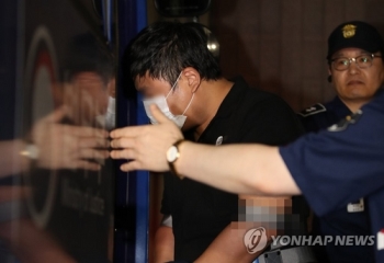 조국 5촌조카 구속수감…법원 “증거인멸 우려“