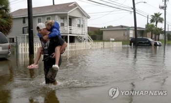 폭우로 물에 잠긴 미국 텍사스주 남동부…주민 1천여명 구조