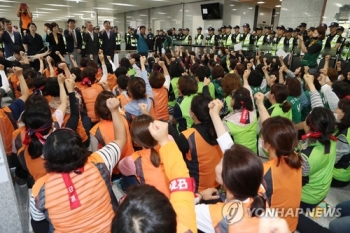 노동·법률단체 “톨게이트 노동자 직접고용, 정부가 나서야“