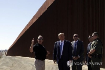 “트럼프 행정부, 국경장벽 건설에 내년에도 국방예산 전용 고려“