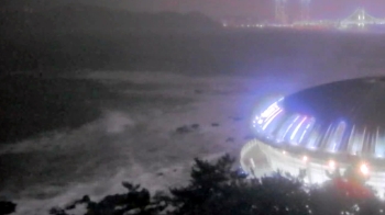 태풍 '타파' 최근접, 비바람 거세…부산 피해신고 폭주